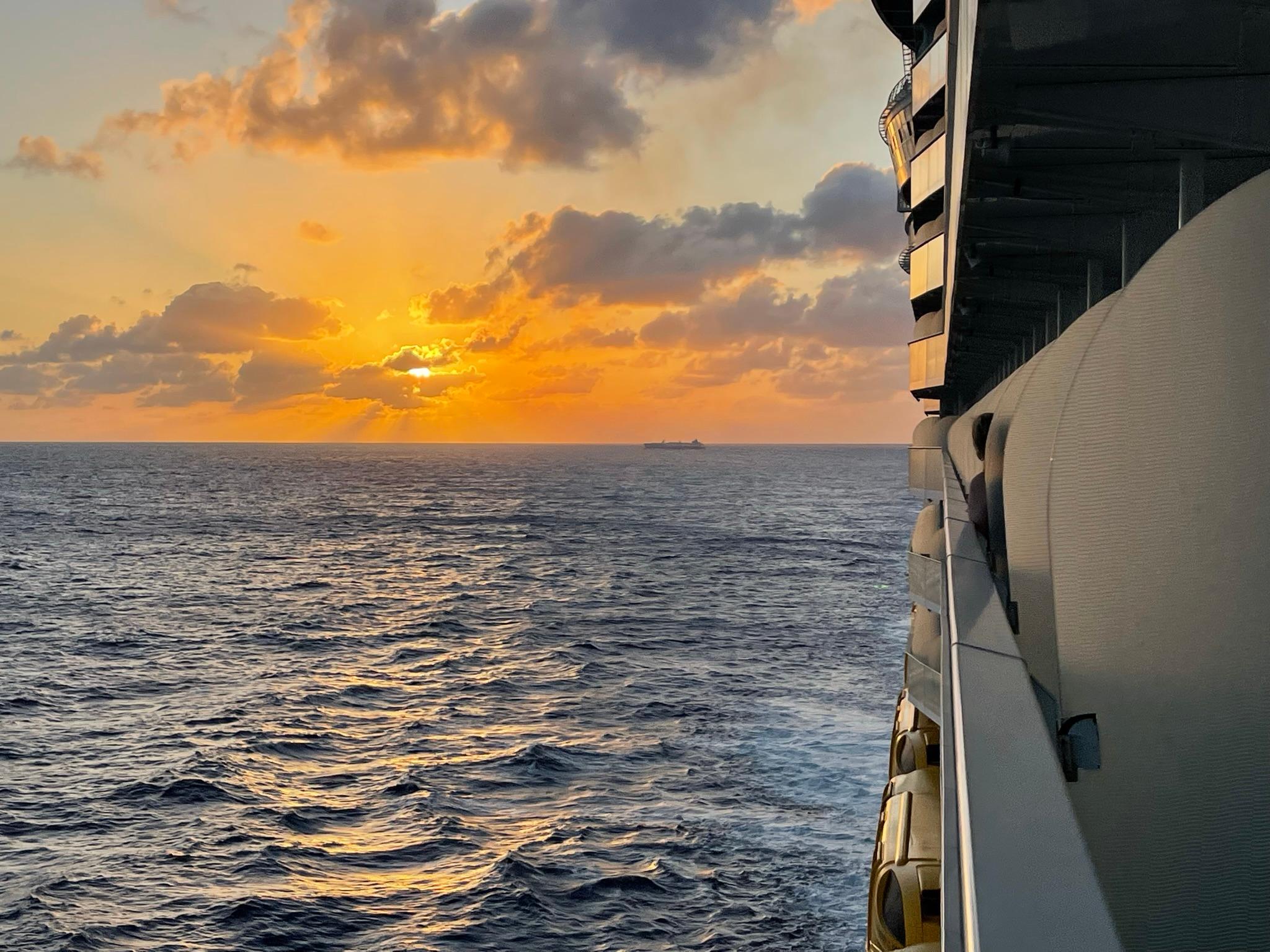 What it's like to cruise on the Harmony of the Seas? - background banner